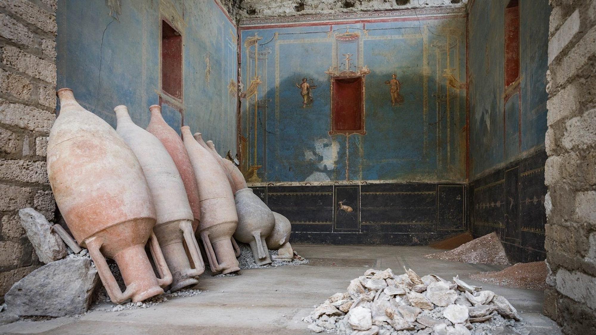 Dabei handelt es sich nach Angaben der Archäologen mit hoher Wahrscheinlichkeit um eine Art Hausaltar, in dem heilige Gegenstände aufbewahrt wurden.