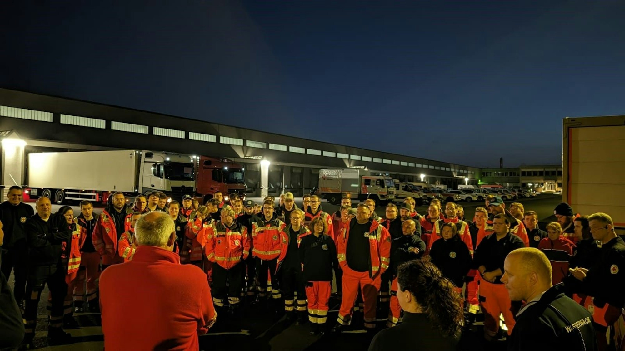 70 Einsatzkräfte der DRK-Wasserwacht sind in der Nacht von Sankt Augustin aus ins Hochwassergebiet nach Bayern aufgebrochen.
