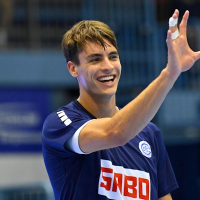 Mit einem breiten Lachen nimmt Julian Köster den Ball entgegen.