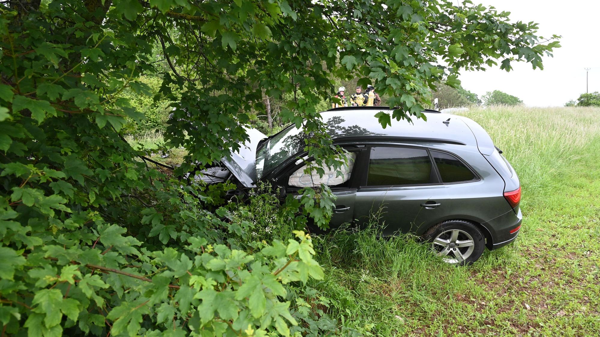 Ein graues Auto ist bei einem Unfall von der Straße in eine Böschung geschleudert worden.