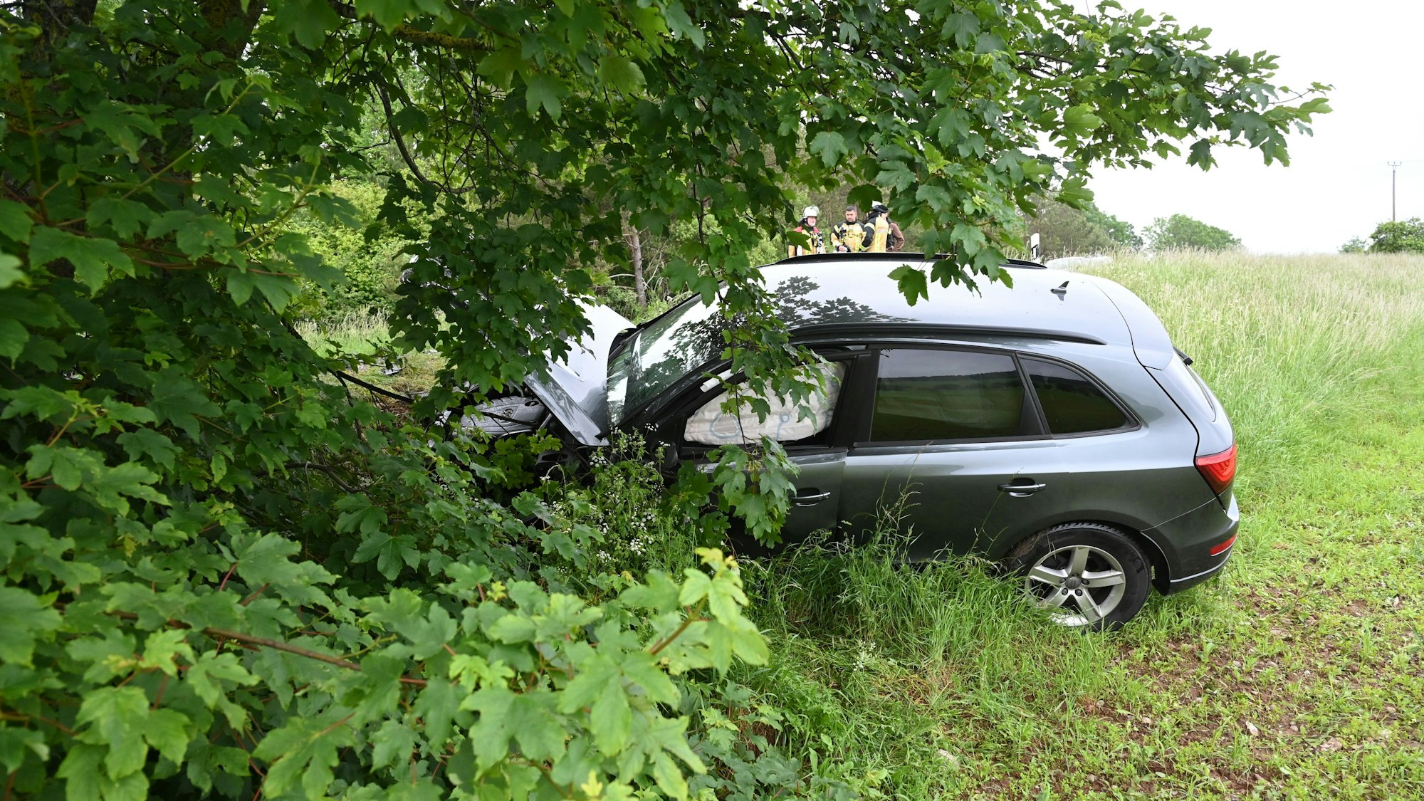 Ein graues Auto ist bei einem Unfall von der Straße in eine Böschung geschleudert worden.