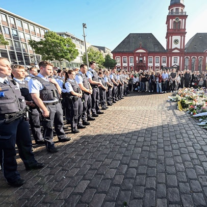 Mannheimer Polizisten gedenken ihres am Freitag bei einem Messerangriff getöteten Kollegen.
