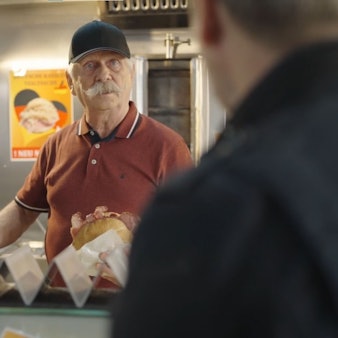 Henning Krautmacher steht hinter einer Imbisstheke.