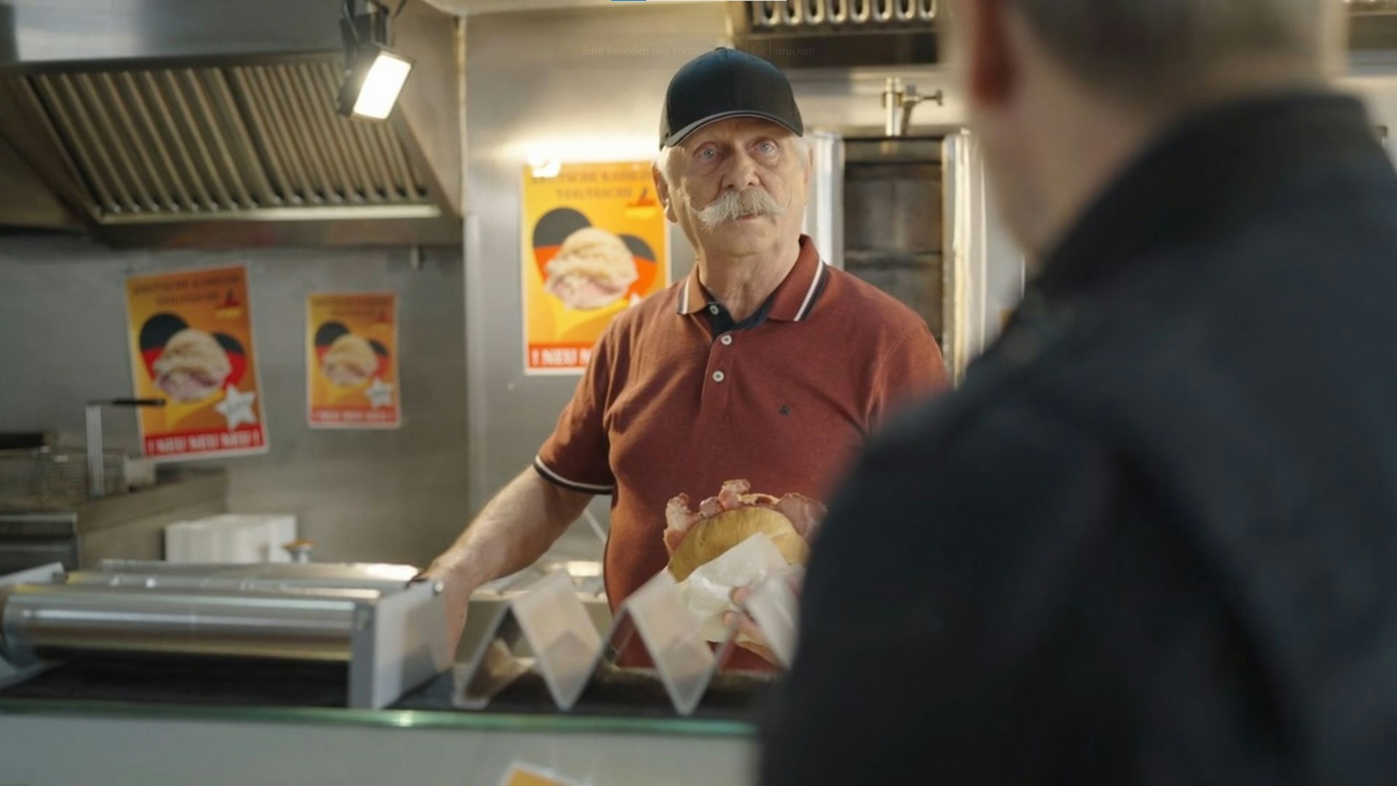 Henning Krautmacher steht hinter einer Imbisstheke.