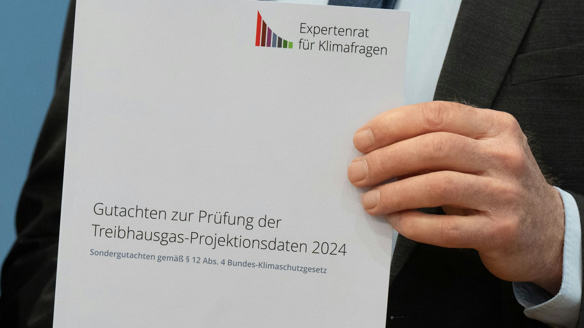 Hans-Martin Henning, Vorsitzender vom Expertenrat für Klimafragen (ERK) und Direktor Fraunhofer ISE, zeigt das Sondergutachten zur Prüfung der Treibhausgas-Projektionsdaten 2024.