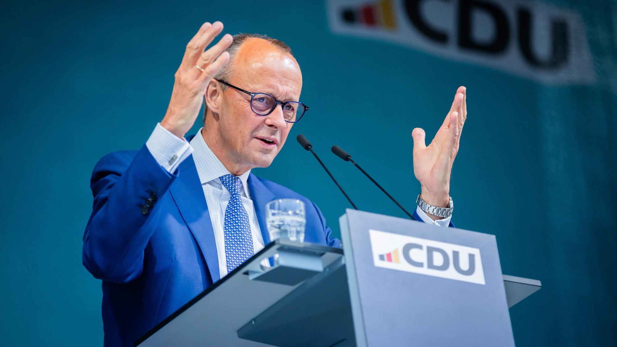 03.06.2024, Brandenburg, Potsdam: Friedrich Merz, CDU-Bundesvorsitzender, spricht bei einer Wahlkampfveranstaltung der CDU zur Kommunal- und Europawahl 2024 am Brandenburger Tor in Potsdam. Foto: Christoph Soeder/dpa +++ dpa-Bildfunk +++