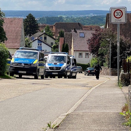 04.06.2024, Baden-Württemberg, Althengstett: Polizeifahrzeuge stehen in Althengstett. Mit einer Razzia geht die Bundesanwaltschaft gegen mögliche Unterstützer der mutmaßlichen Terrorgruppe um den «Reichsbürger»-Ideologen Heinrich XIII. Prinz Reuß vor. Ein Großaufgebot der Polizei durchsucht seit dem frühen Dienstagmorgen sieben Objekte und drei Grundstücke in Baden-Württemberg, Sachsen und Schleswig-Holstein, wie eine Sprecherin der Bundesanwaltschaft mitteilte. Recrop. Foto: Silas Stein/dpa +++ dpa-Bildfunk +++