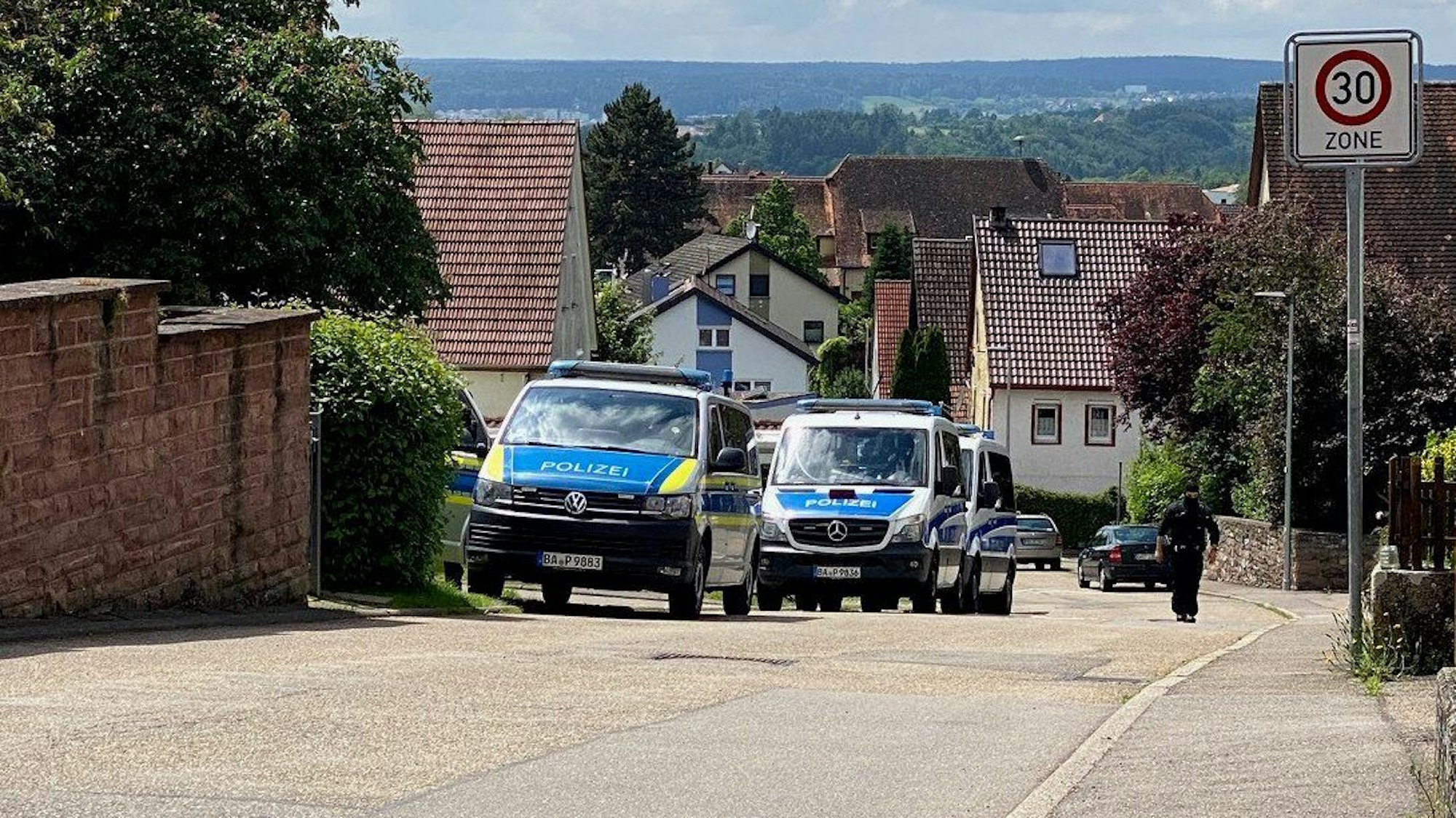 04.06.2024, Baden-Württemberg, Althengstett: Polizeifahrzeuge stehen in Althengstett. Mit einer Razzia geht die Bundesanwaltschaft gegen mögliche Unterstützer der mutmaßlichen Terrorgruppe um den «Reichsbürger»-Ideologen Heinrich XIII. Prinz Reuß vor. Ein Großaufgebot der Polizei durchsucht seit dem frühen Dienstagmorgen sieben Objekte und drei Grundstücke in Baden-Württemberg, Sachsen und Schleswig-Holstein, wie eine Sprecherin der Bundesanwaltschaft mitteilte. Recrop. Foto: Silas Stein/dpa +++ dpa-Bildfunk +++