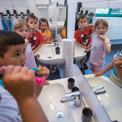 Kleinkinder, die in der Kita übernachten, putzen sich in Schwerin (Mecklenburg-Vorpommern) ihre Zähne.
