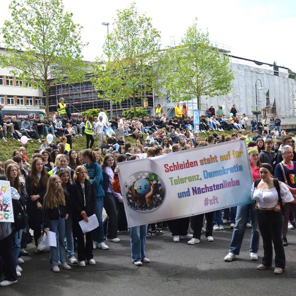 Das Bild zeigt viele Schüler mit Transparenten.