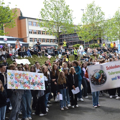 Das Bild zeigt viele Schüler mit Transparenten.