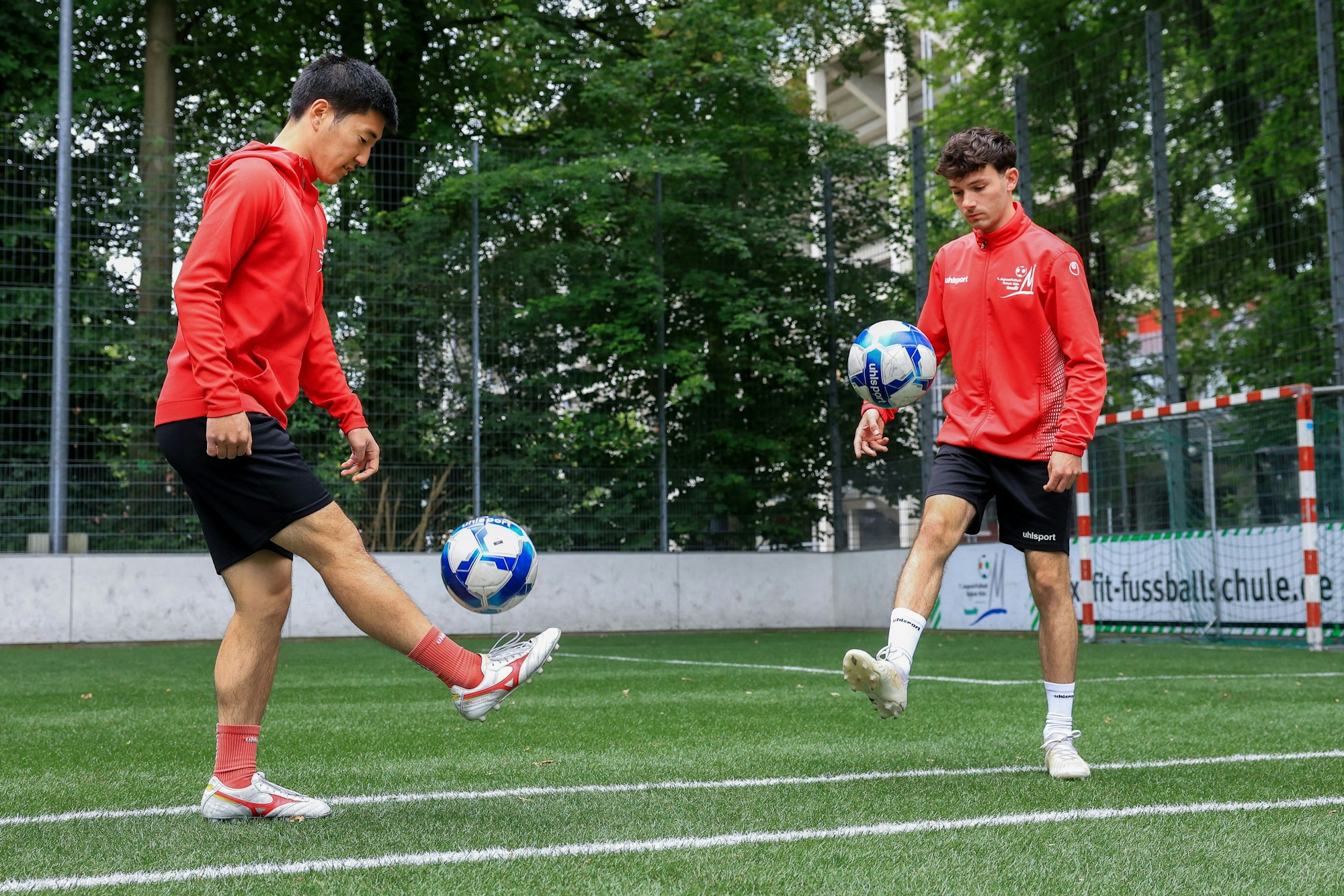 Die Trainer Kei Tomonaga und Moritz Mattheis von der Jugendfußballschule Köln zeigen Balltricks.
Im Bild zu sehen ist das „Ball hochhalten“.