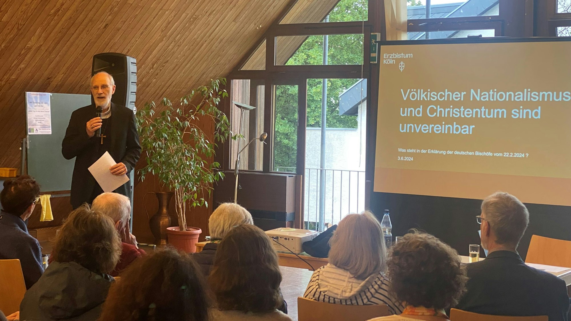 Weihbischof Ansgar Puff im Pfarrsaal von Sankt Johannes Baptist