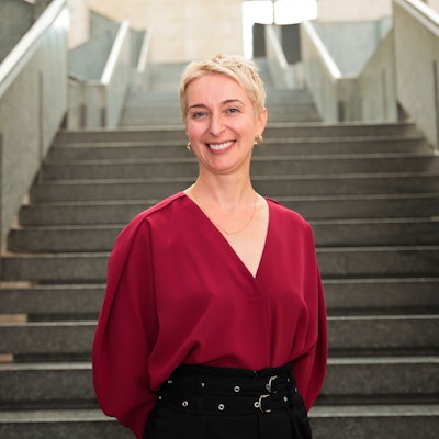 Ewa Bogusz-Moore steht vor einer Treppe.