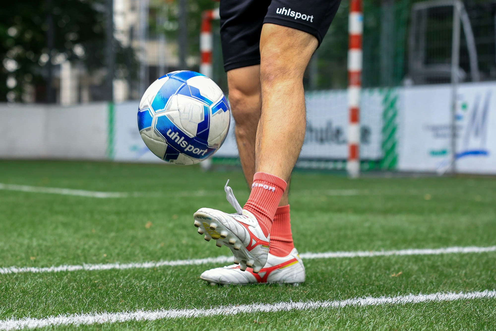 Jetzt jongliert der Fuß wieder den Ball in die Höhe.