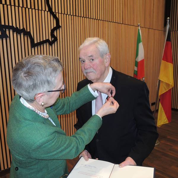 Ehrenbürger Helmut Breuer bekommt die Verdienstmedaille.