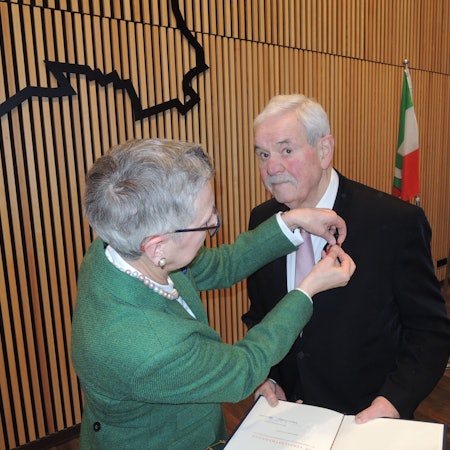 Ehrenbürger Helmut Breuer bekommt die Verdienstmedaille.