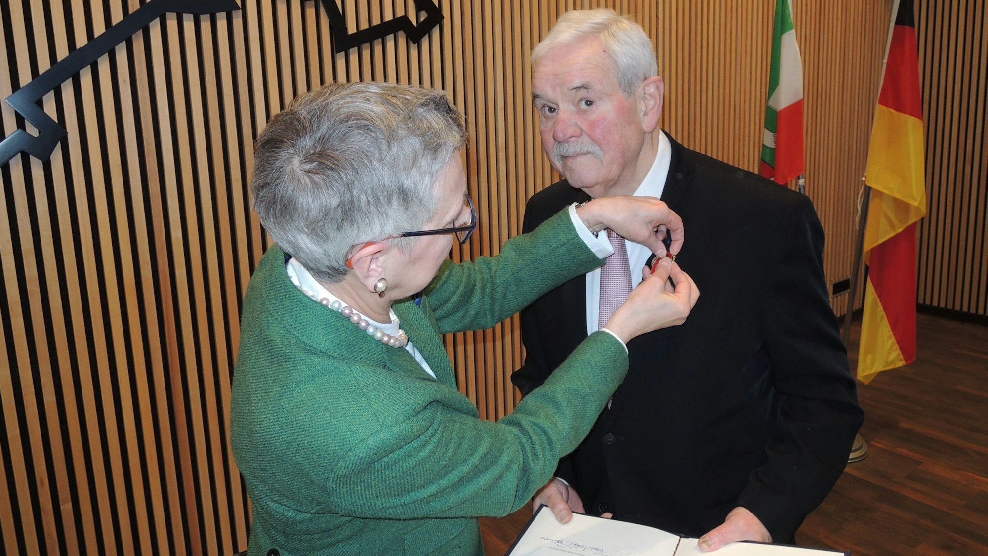 Ehrenbürger Helmut Breuer bekommt die Verdienstmedaille.