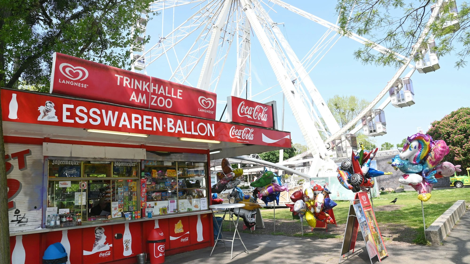 Das rot-weiße Büdchen stand jahrzehntelang auf der Wiese vor dem Zoo.