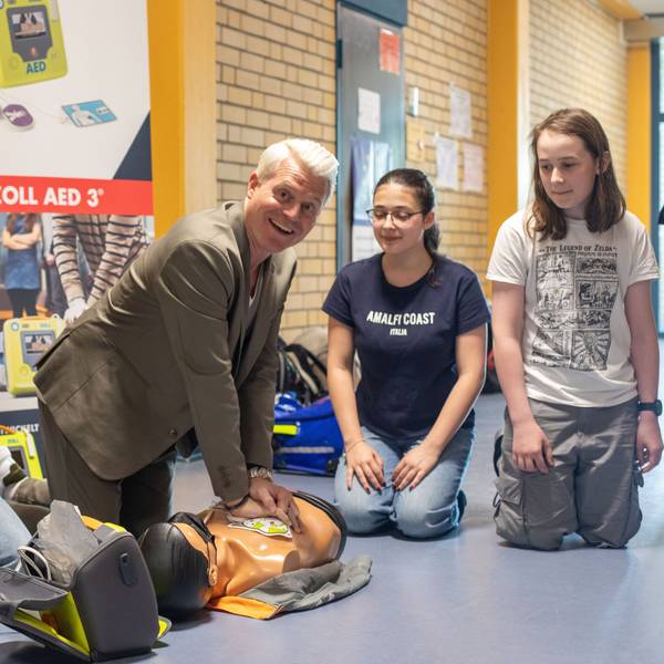 Guido Cantz übt den Einsatz mit einem Defibrillator mit Schülerinnen und Schüler des Maximilian-Kolbe-Gymnasiums in Wahn.