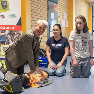 Guido Cantz übt den Einsatz mit einem Defibrillator mit Schülerinnen und Schüler des Maximilian-Kolbe-Gymnasiums in Wahn.