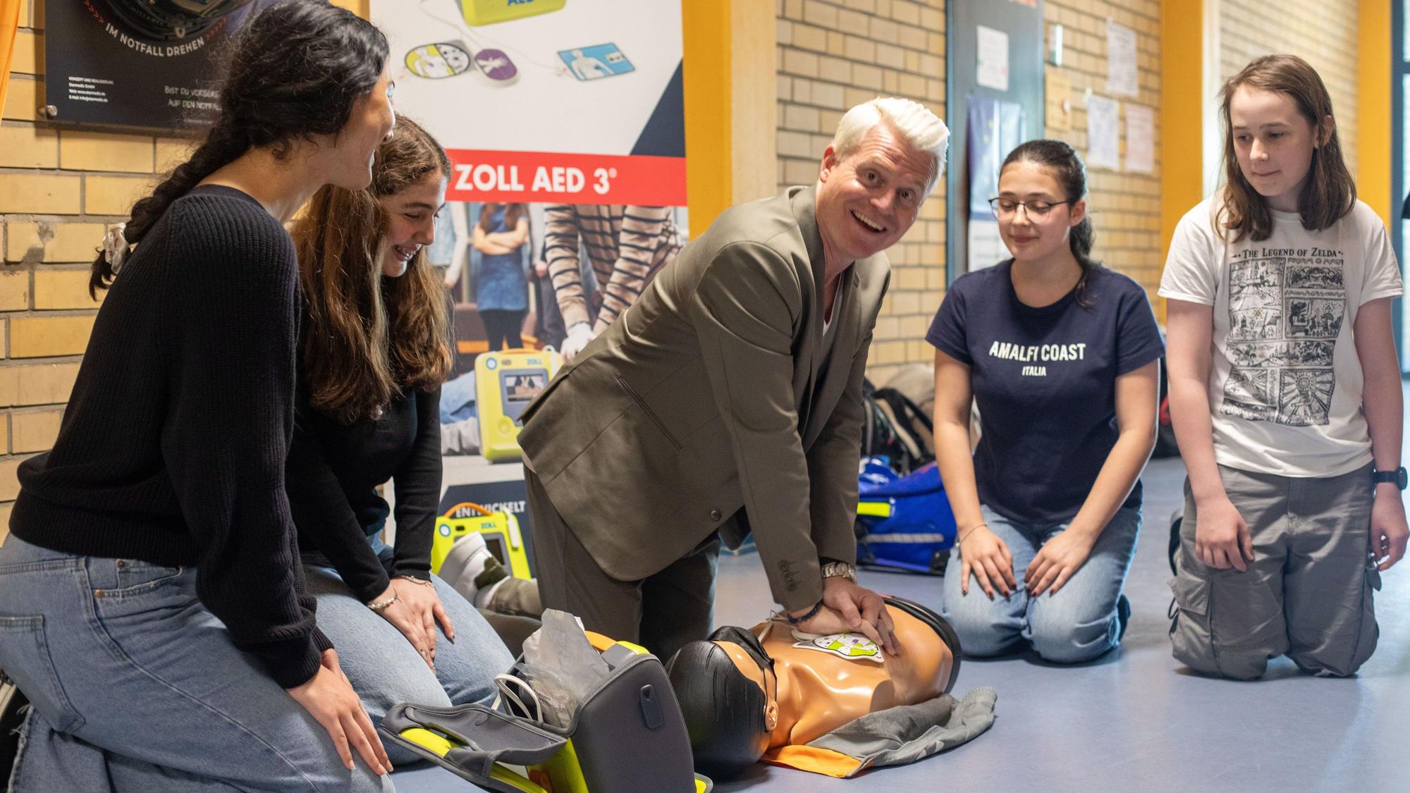 Guido Cantz übt den Einsatz mit einem Defibrillator mit Schülerinnen und Schüler des Maximilian-Kolbe-Gymnasiums in Wahn.