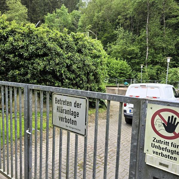 Die Kläranlage in Wald in der Außenansicht.