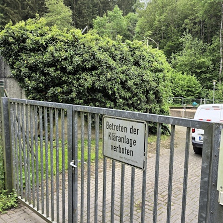 Die Kläranlage in Wald in der Außenansicht.