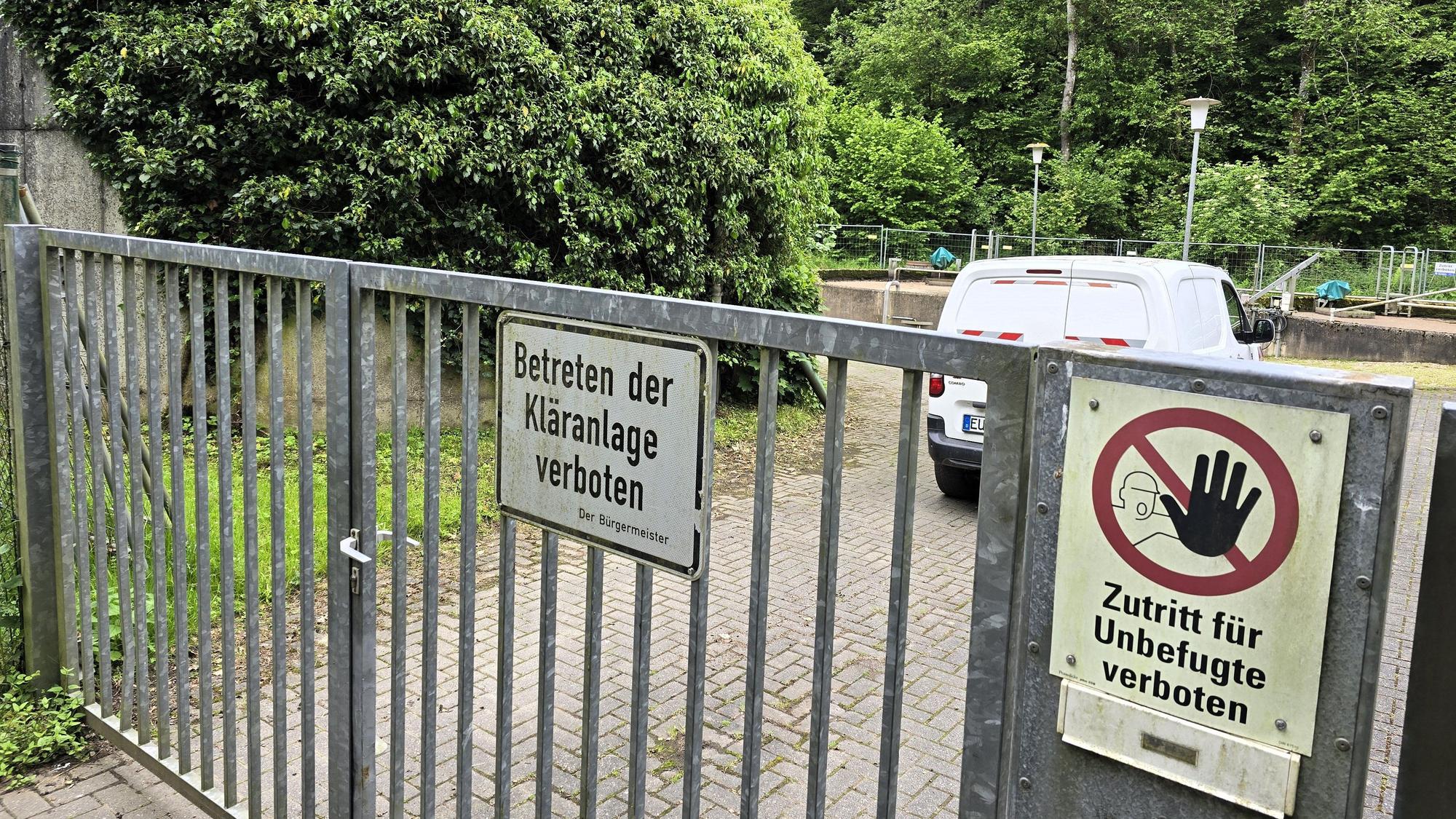 Das Bild zeigt die Zufahrt zur Kläranlage Wald. Das Betreten des Geländes ist verboten, wie auf einem Schild steht.
