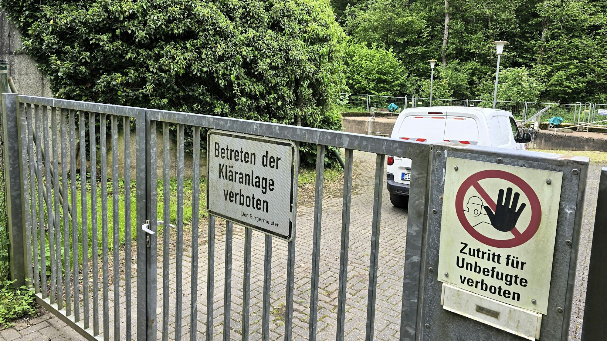 Das Bild zeigt die Zufahrt zur Kläranlage Wald. Das Betreten des Geländes ist verboten, wie auf einem Schild steht.