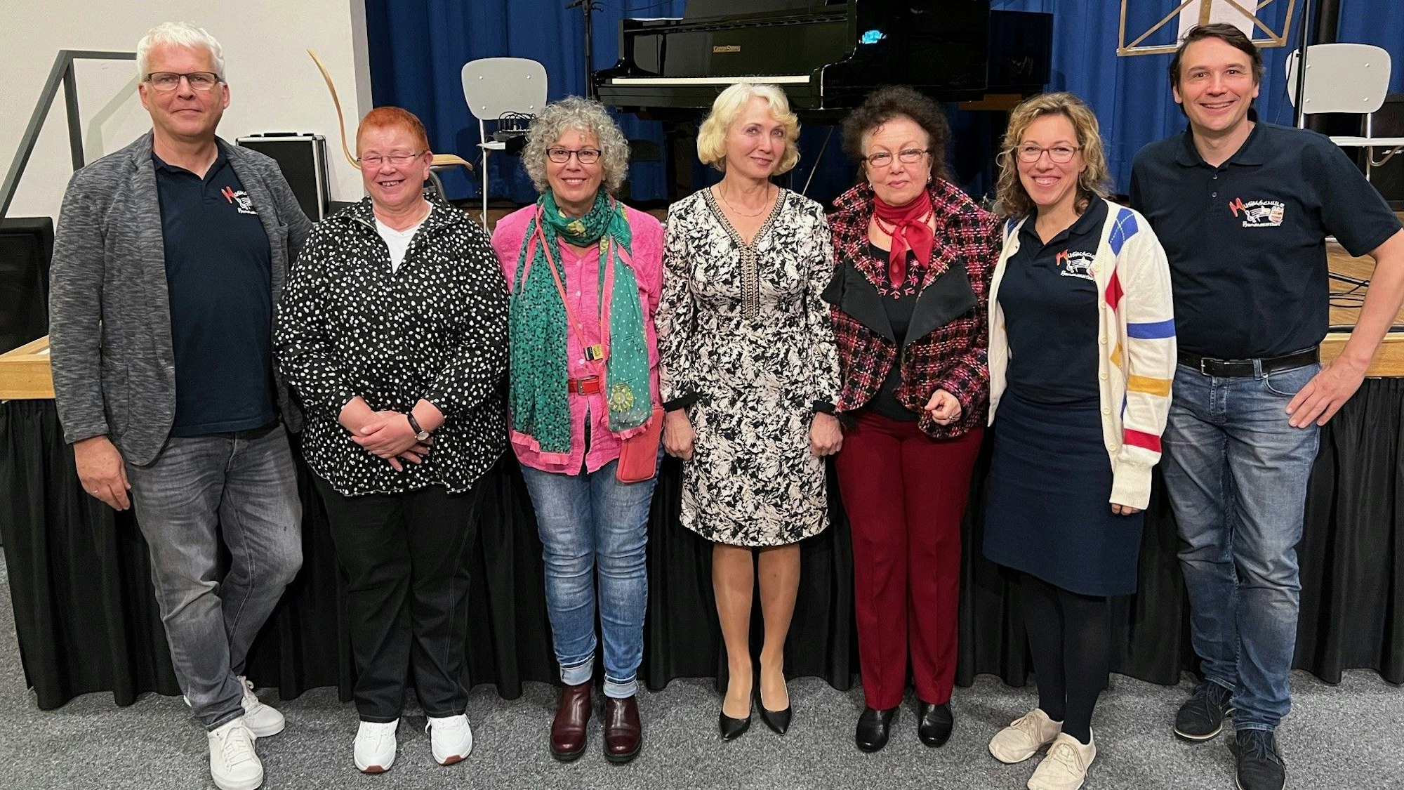 Das Gruppenfoto zeigt sieben Aktive der Musikschule Bergneustadt und ihres Fördervereins.