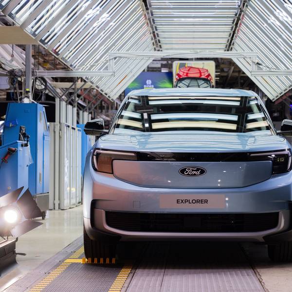 04.06.2024, Nordrhein-Westfalen, Köln: Ford Elektroautos vom Typ Explorer stehen beim Produktionsstart in der Halle. Es ist das erste Elektroauto von Ford aus Europa. In den Kölner Produktionsstandort wurden rund zwei Milliarden Euro investiert. (zu dpa: «Start der Serienproduktion: Ford kommt auf Elektrokurs etwas voran») Foto: Rolf Vennenbernd/dpa +++ dpa-Bildfunk +++
