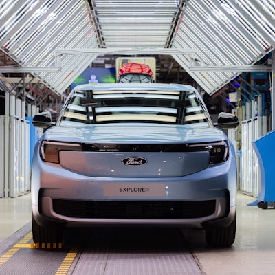 04.06.2024, Nordrhein-Westfalen, Köln: Ford Elektroautos vom Typ Explorer stehen beim Produktionsstart in der Halle. Es ist das erste Elektroauto von Ford aus Europa. In den Kölner Produktionsstandort wurden rund zwei Milliarden Euro investiert. (zu dpa: «Start der Serienproduktion: Ford kommt auf Elektrokurs etwas voran») Foto: Rolf Vennenbernd/dpa +++ dpa-Bildfunk +++