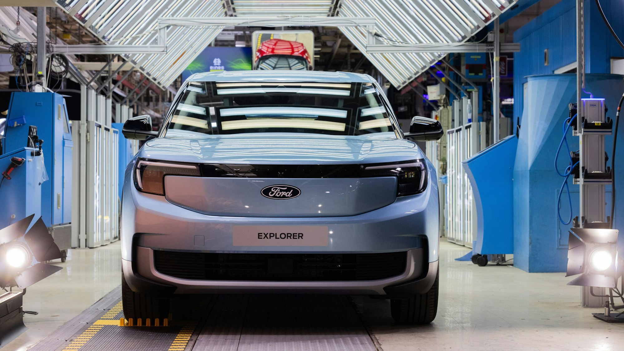 04.06.2024, Nordrhein-Westfalen, Köln: Ford Elektroautos vom Typ Explorer stehen beim Produktionsstart in der Halle. Es ist das erste Elektroauto von Ford aus Europa. In den Kölner Produktionsstandort wurden rund zwei Milliarden Euro investiert. (zu dpa: «Start der Serienproduktion: Ford kommt auf Elektrokurs etwas voran») Foto: Rolf Vennenbernd/dpa +++ dpa-Bildfunk +++