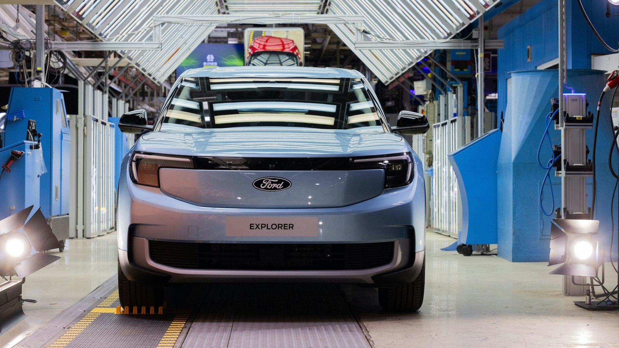 Elektroautos vom Typ Explorer stehen beim Produktionsstart in der Halle. Es ist das erste Elektroauto von Ford aus Europa. In den Kölner Produktionsstandort wurden rund zwei Milliarden Euro investiert.