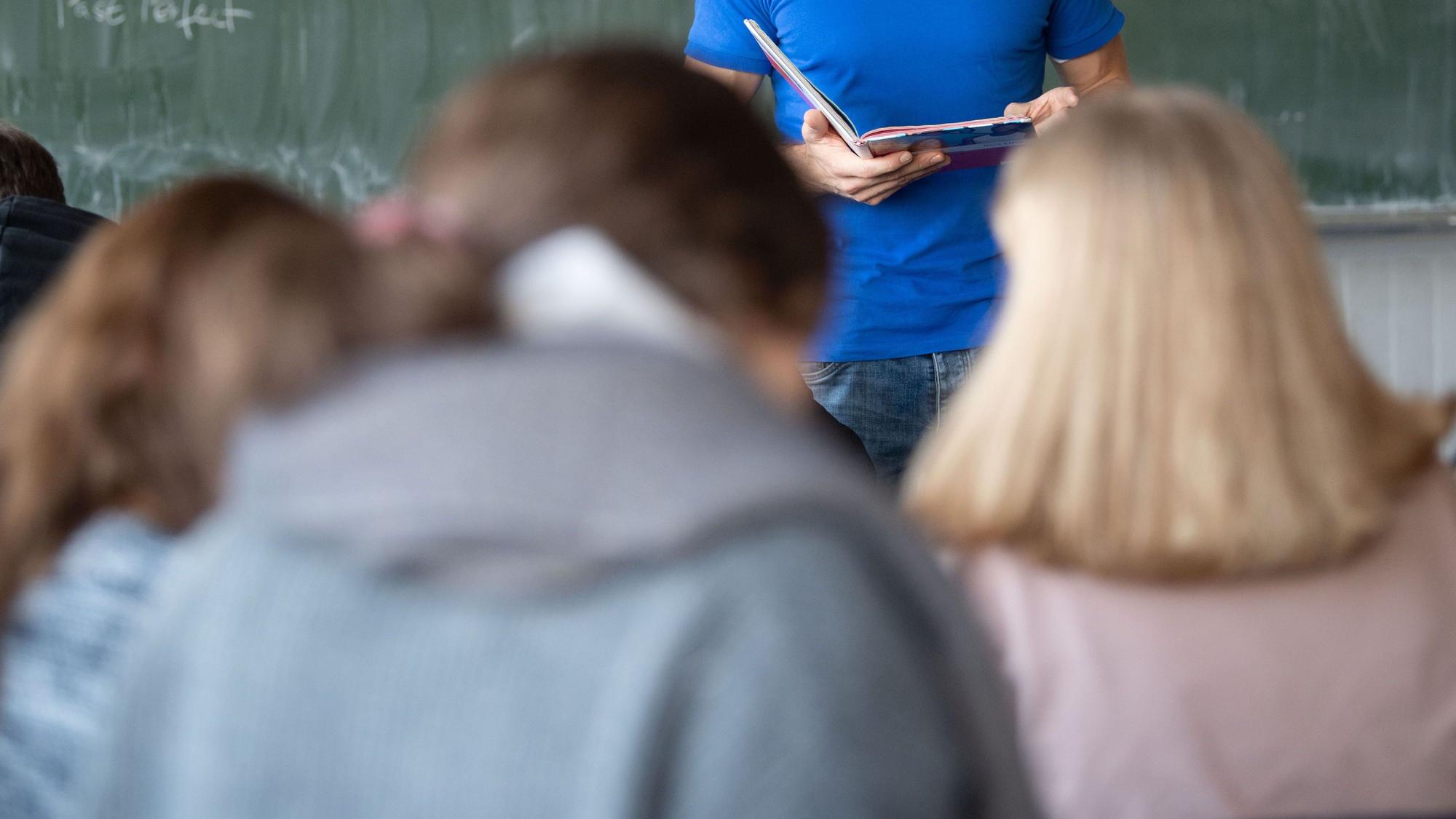 Ein Lehrer in einer Schulklasse.