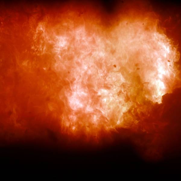 Blick in den Ofen der Müllverbrennungsanlage Weisweiler: Hier gehen gerade 13 Tonnen gefälschter Markenkleidung in Flammen auf.