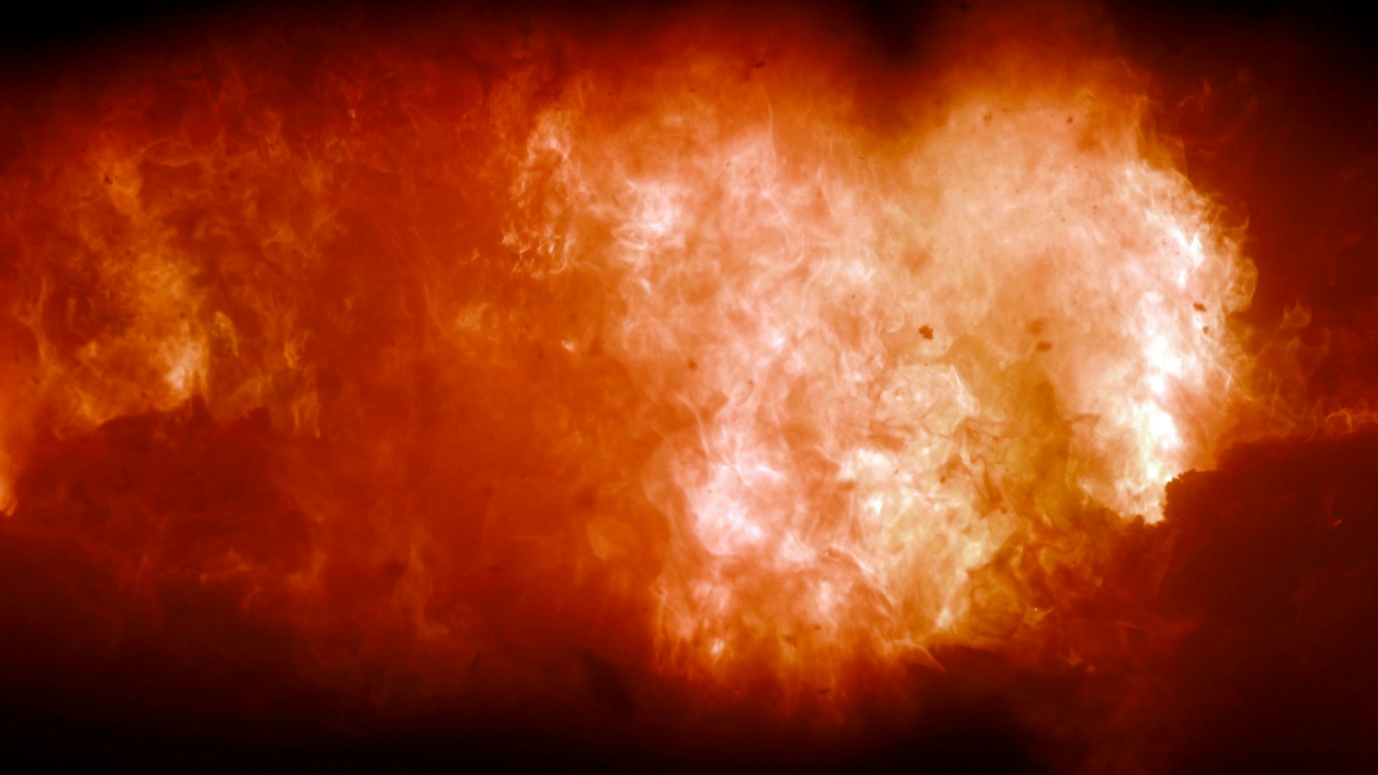 Blick in den Ofen der Müllverbrennungsanlage Weisweiler: Hier gehen gerade 13 Tonnen gefälschter Markenkleidung in Flammen auf.