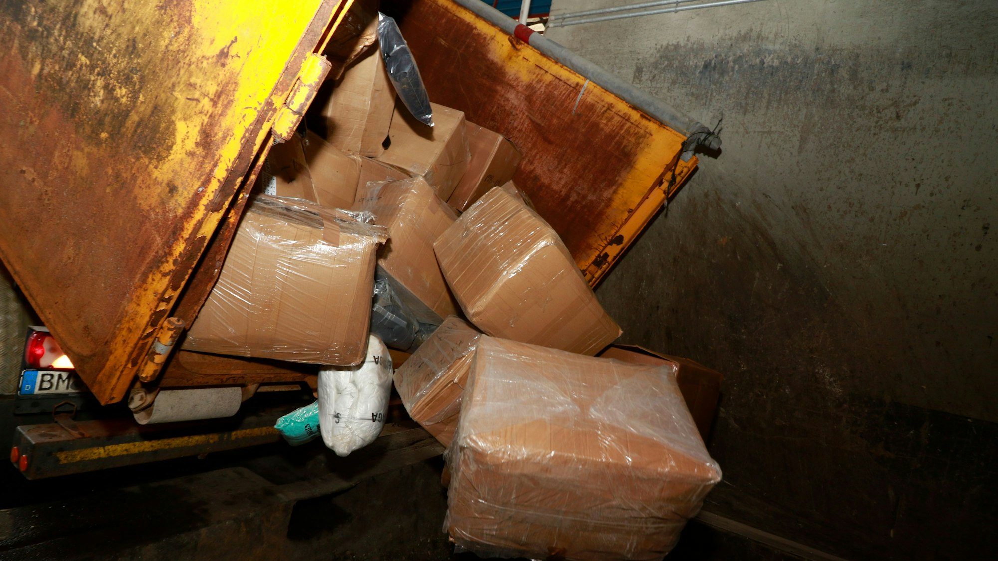 Ein Lkw lädt die Kartons in der Müllverbrennungsanlage Weisweiler ab.