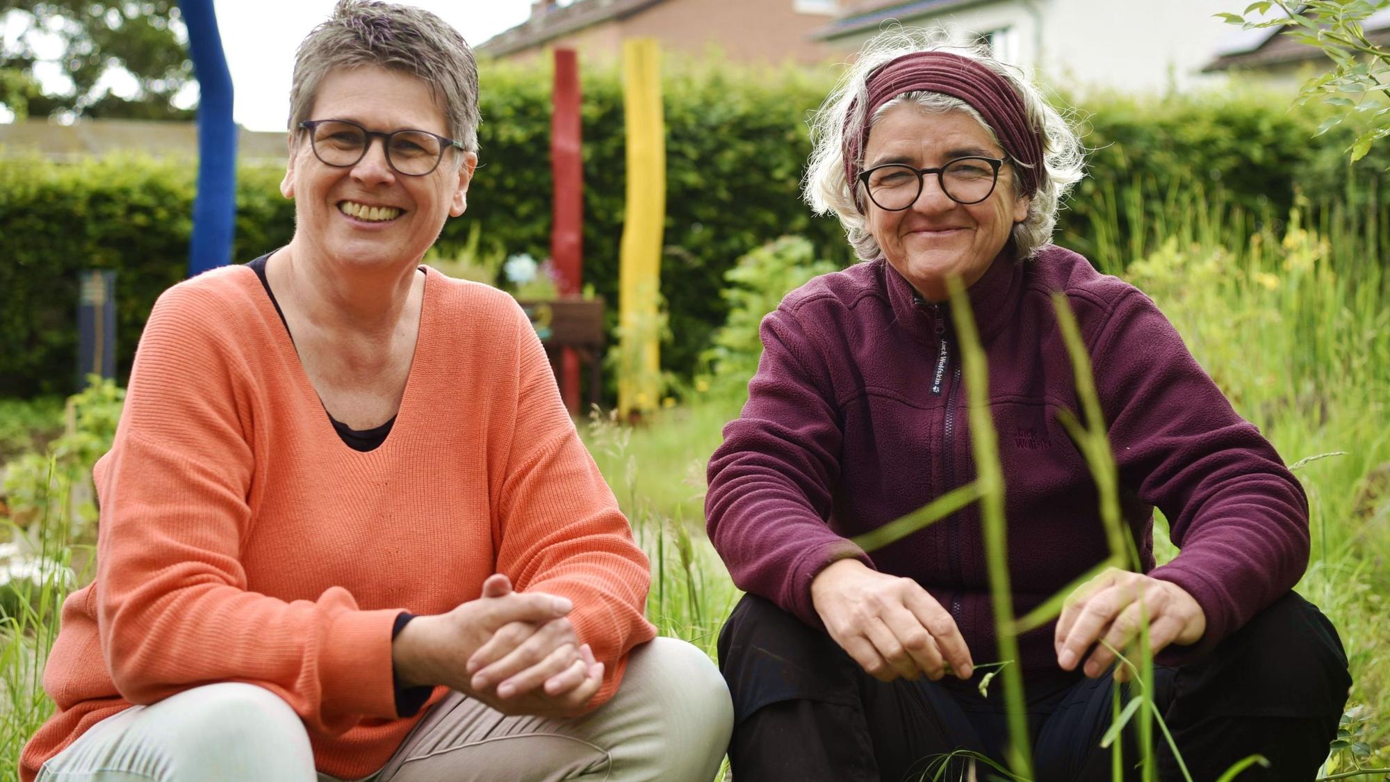 Lydia Kassing (Einrichtungsleiterin Resi-Stemmler-Haus) und Ulrike Kreuer (Garten- und Landschaftsbauerin) sitzen im Garten des Resi-Stemmler-Hauses, den sie zu einem Therapie-Garten für Demenzkranke umbauen.