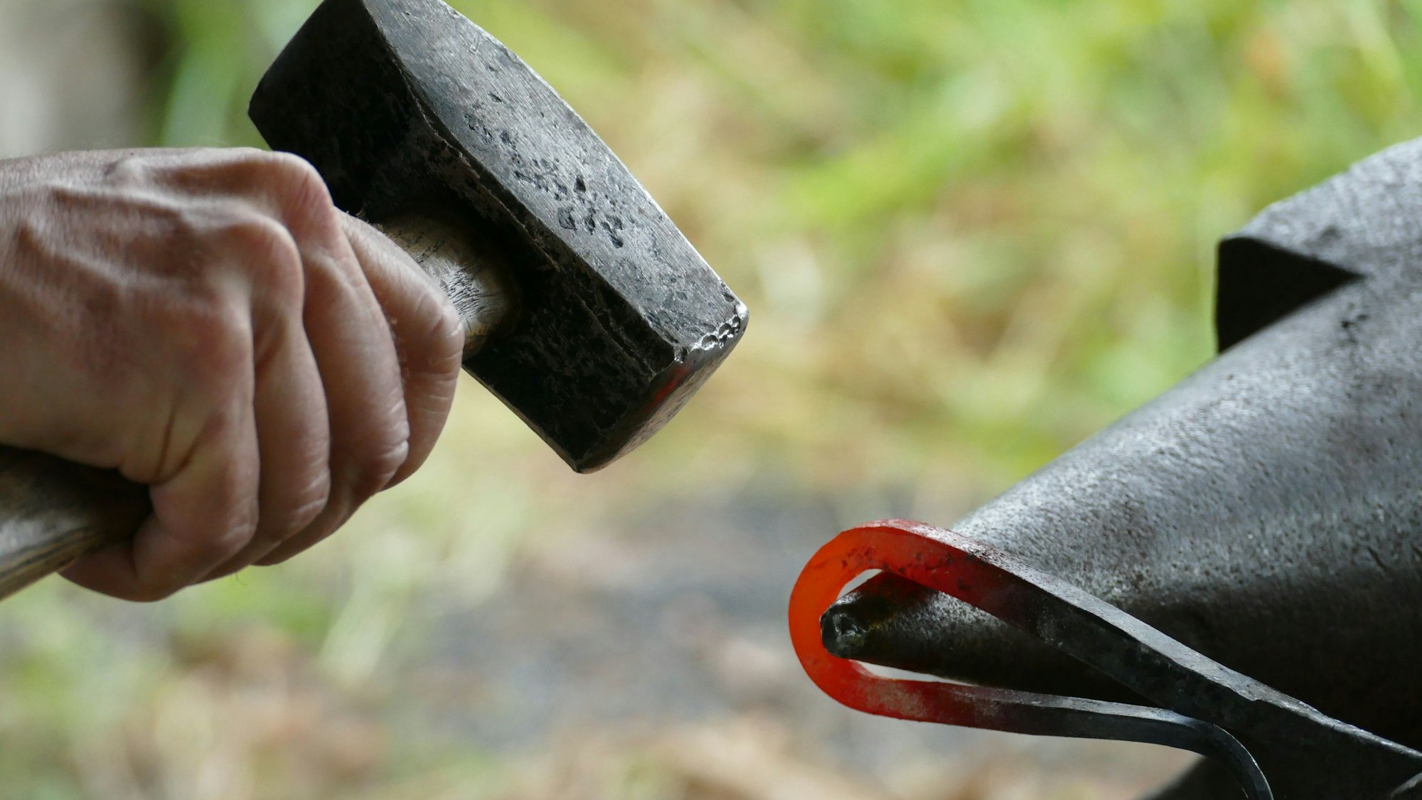 Bei der Premiere von „Stadt Land Fluss“ im Jahr 2024 wurde in Rossel ein Schmiedekurs angeboten.