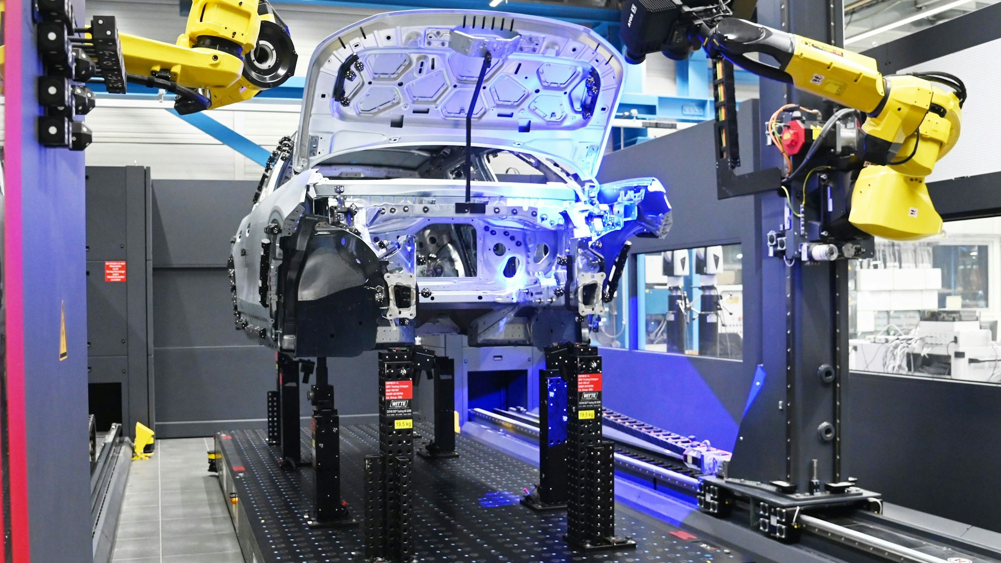 04.06.2024 Köln. Nach langer Verzögerung: Bei Ford in Niehl startet endlich die Produktion des ersten E-Modells Explorer. Der Autohersteller eröffnet sein „Ford Cologne Electric Vehicle Center“. Foto: Alexander Schwaiger