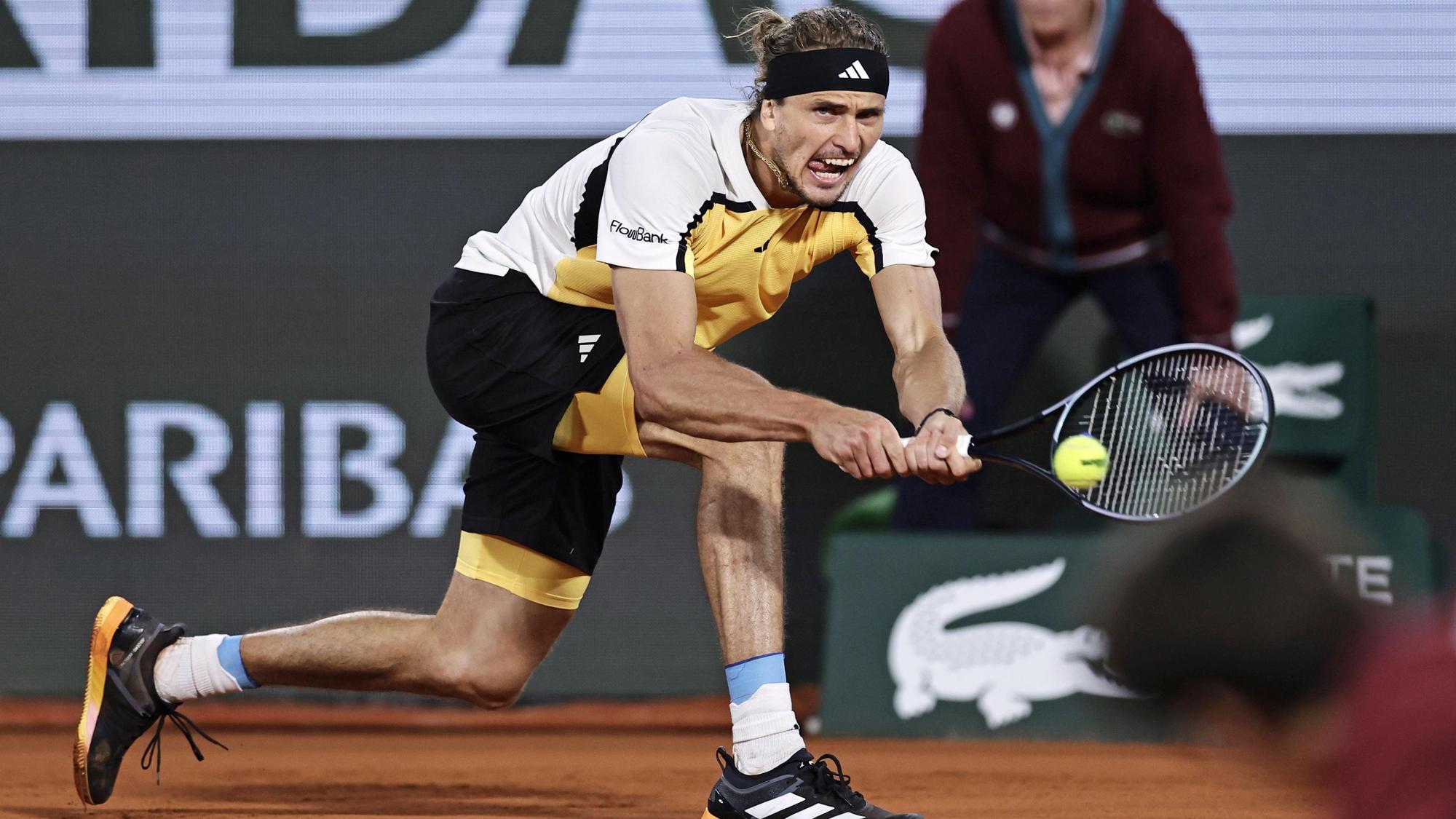 Alexander Zverev im Spiel gegen Holger Rune aus Dänemark in der vierten Runde des Herreneinzels bei den French Open.