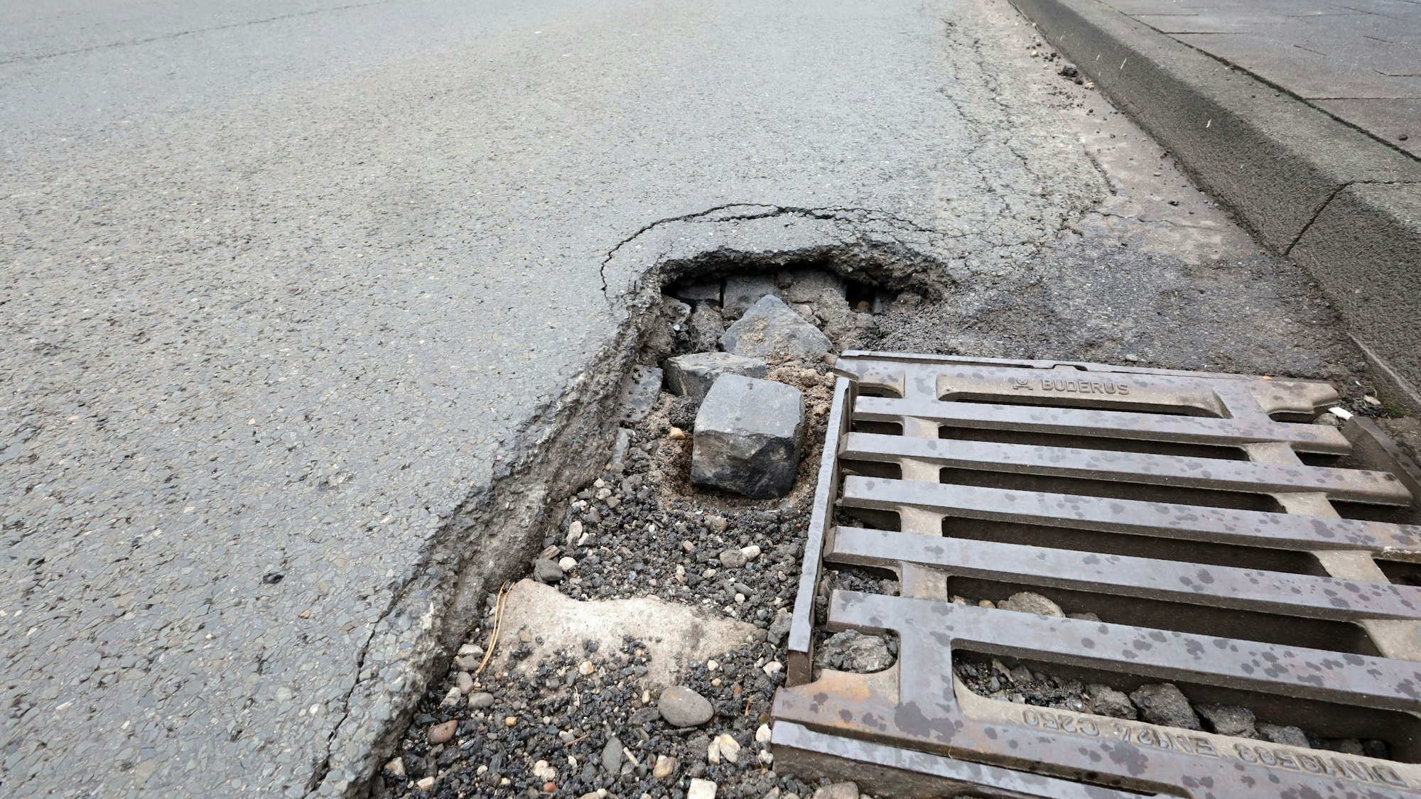 Schlagloch auf der Innere Kanalstraße. Ecke Aachener Straße, Fahrtrichtung Zoobrücke.