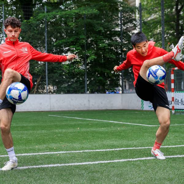 Die Trainer Kei Tomonaga und Moritz Mattheis, der Jugendfußballschule Köln zeigen Balltricks.
Im Bild „Around the world“.