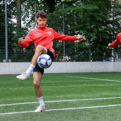 Die Trainer Kei Tomonaga und Moritz Mattheis, der Jugendfußballschule Köln zeigen Balltricks.
Im Bild „Around the world“.