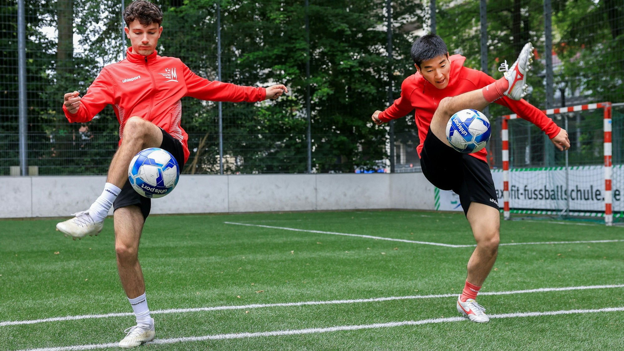 Die Trainer Kei Tomonaga und Moritz Mattheis, der Jugendfußballschule Köln zeigen Balltricks.
Im Bild „Around the world“.