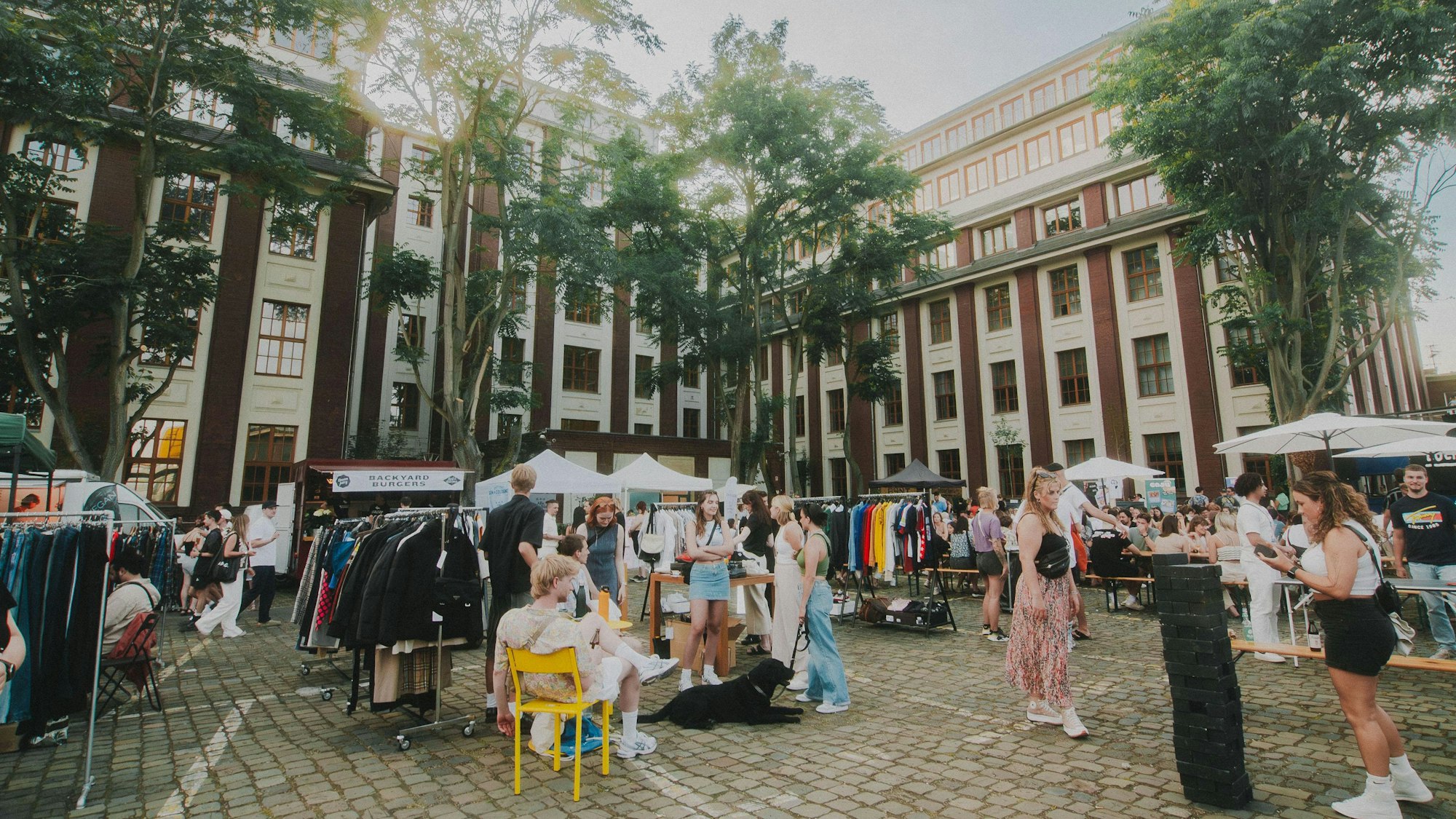 Blick auf den Pop-up Straßenmarkt „local.cologne“ im Schanzenviertel in Köln-Mülheim. Foto von local.cologne