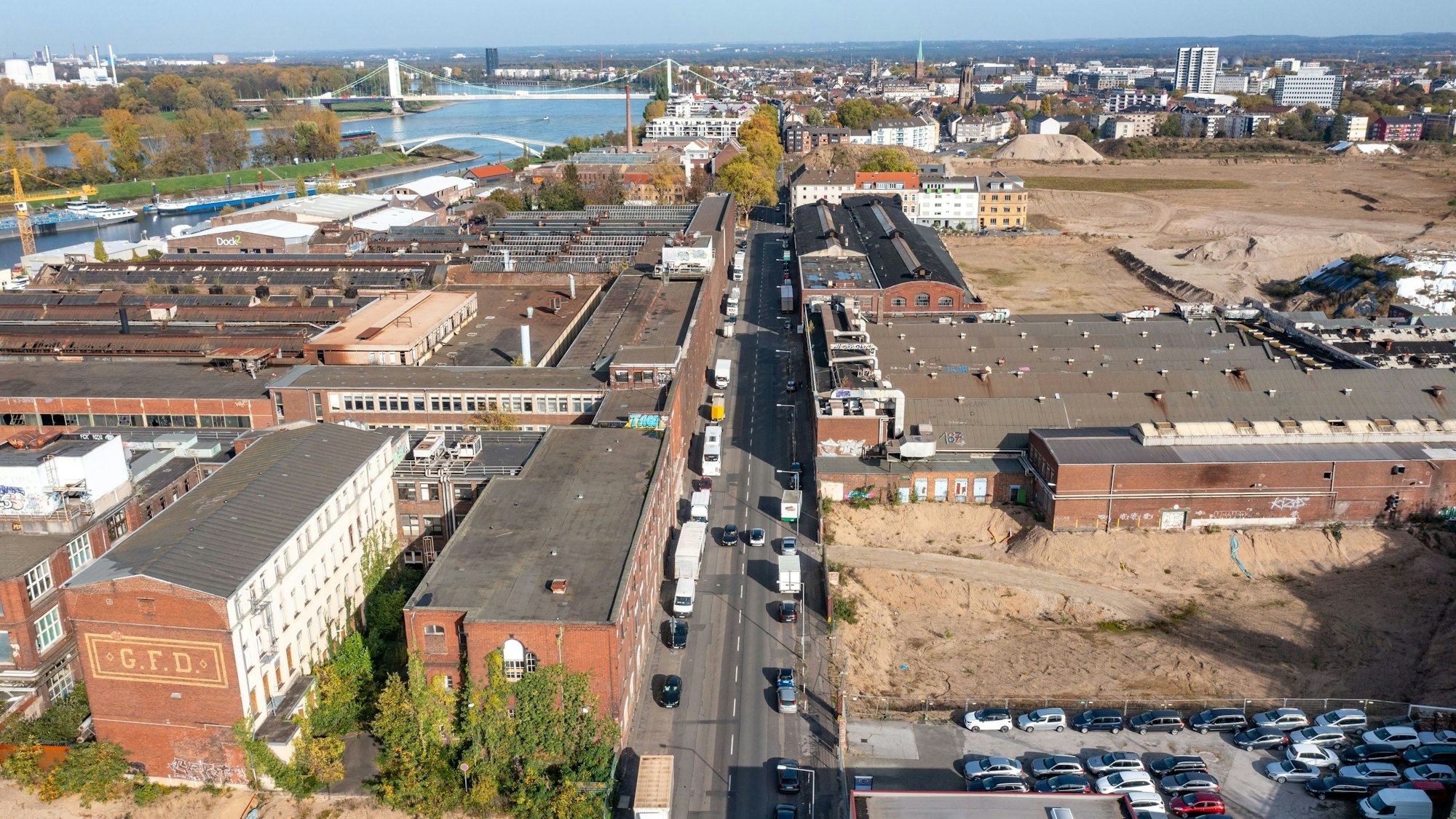Blick auf das ehemalige KHD-Gelände an der Deutz-Mülheimer-Straße. Luftaufnahme mit Drohne.
