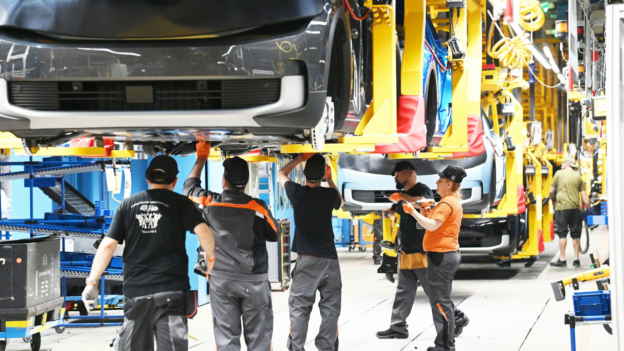 04.06.2024 Köln. Nach langer Verzögerung: Bei Ford in Niehl startet endlich die Produktion des ersten E-Modells Explorer. Der Autohersteller eröffnet sein „Ford Cologne Electric Vehicle Center“. Foto: Alexander Schwaiger